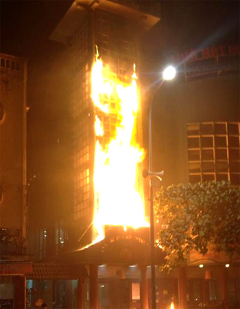 Biển quảng cáo tấm lớn cháy dữ dội tại Nhà hát Múa rối 01